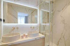 Shower, hair dryer, towels, shampoo - Heart Marais Bright 2B, 6P, AC by Melvane (Paris)