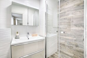 Shower, hair dryer, towels, shampoo - Unique Marais Location 1BR, 4P by Melvane (Paris)