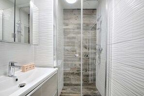 Shower, hair dryer, towels, shampoo - Unique Marais Location 1BR, 4P by Melvane (Paris)