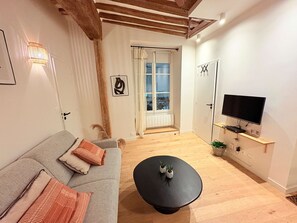 TV - Heart of Saint Germain 1B,4P,AC (Paris)