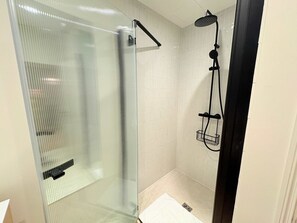 Shower, hair dryer, towels, shampoo - Heart of Saint Germain 1B,4P,AC (Paris)