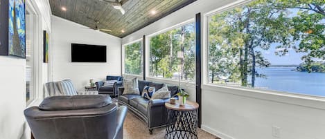 Smart TV, fireplace