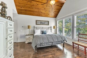 3 bedrooms, iron/ironing board, travel cot, WiFi - New! No Worries on Lake Martin 3BR/3BA that sleeps 10, pets OK! (Dadeville)