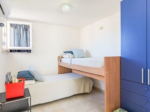 2 bedrooms, travel crib, free WiFi