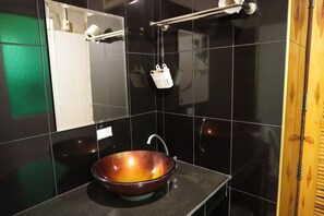 Triple Room | Bathroom | Shower, towels, soap, shampoo - K1 Hotel (Nan)