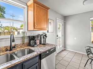 Coffee/tea maker, cookware/dishes/utensils - Exclusive Bourbon retreat close to Nulu Downtown! (Louisville)