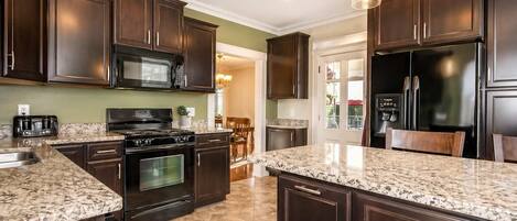 Coffee/tea maker, cookware/dishes/utensils