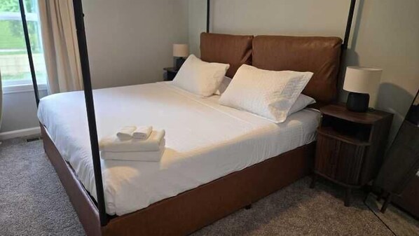 3 habitaciones, tabla de planchar con plancha, wifi y ropa de cama 