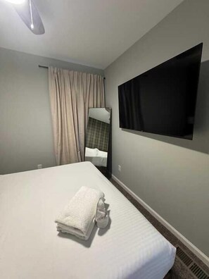 3 bedrooms, iron/ironing board, WiFi, bed sheets - Iconic Bourbon-inspired home perfect for groups! (Jeffersonville)