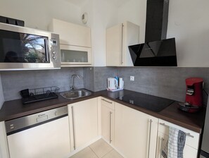 Fridge, microwave, oven, stovetop - Bright apartment 2 steps from the beach - Free parking (Antibes)