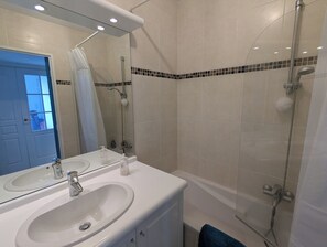 Hair dryer, towels, soap, shampoo - Bright apartment 2 steps from the beach - Free parking (Antibes)