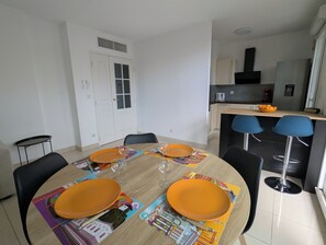 Dining - Bright apartment 2 steps from the beach - Free parking (Antibes)