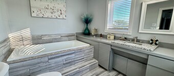 Contemporary 5 BR 4 BA Over 3500 SF Waterfront Direct Access to Chesapeake Bay