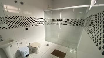 Triple Room | Bathroom | Towels, soap, shampoo, toilet paper