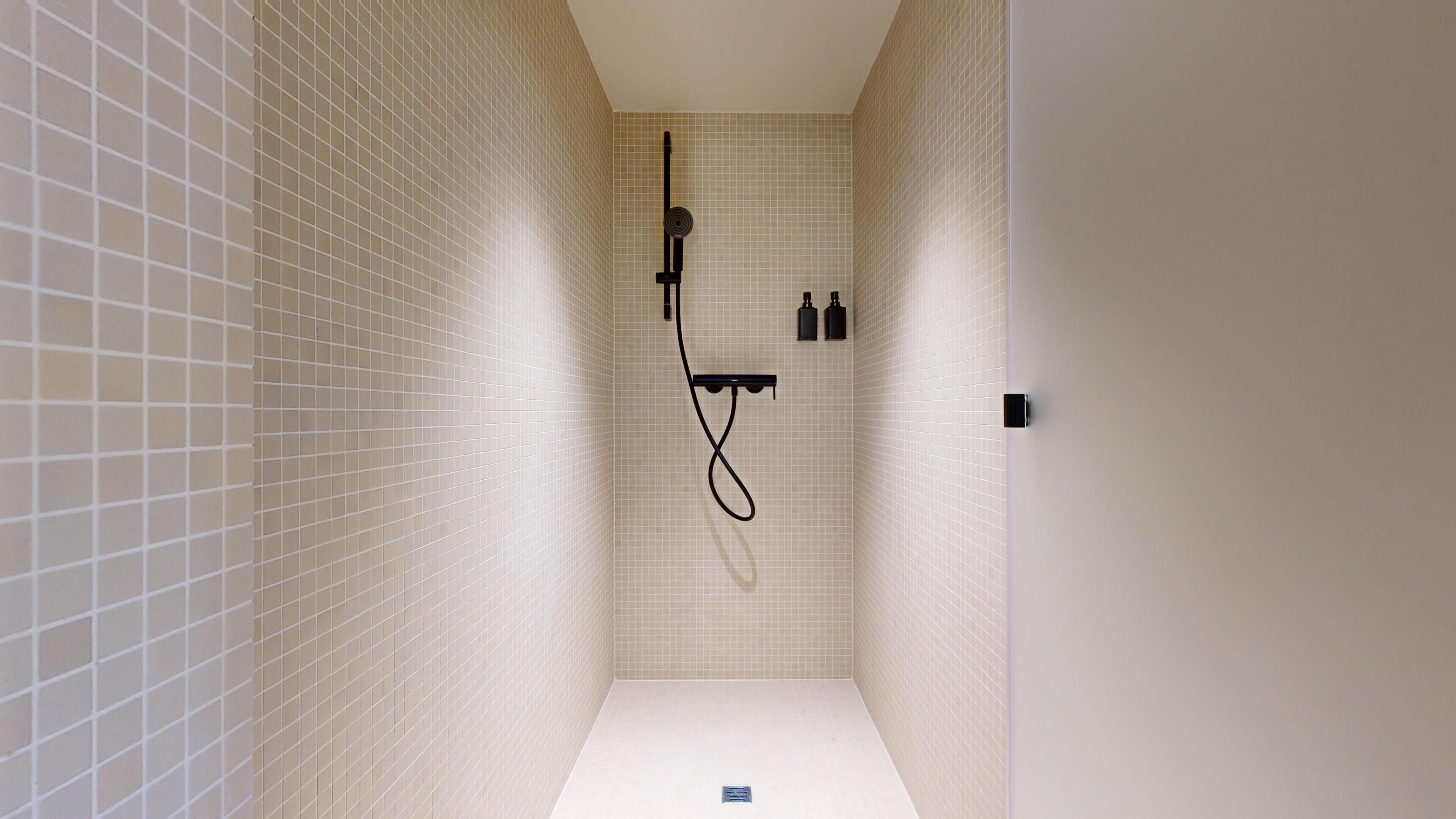 Douche, sèche-cheveux, serviettes fournies, savon