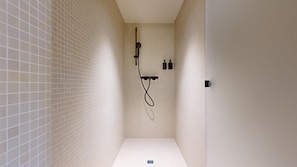 Een douche, een haardroger, handdoeken, zeep