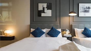 Signature Studio | Desk, blackout curtains, iron/ironing board, free WiFi