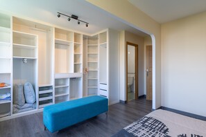 2 habitaciones, tabla de planchar con plancha, wifi y ropa de cama 