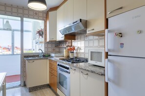 Frigorífico, microondas, placa de cocina y cafetera o tetera