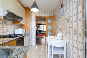 Refrigerador, microondas, placa de cocina, cafetera/tetera