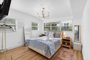 2 habitaciones, escritorio y tabla de planchar con plancha 