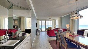 Ein Hotelzimmer mit Küche, Essbereich und Meerblick.