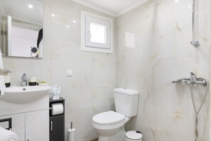 Shower, hair dryer, towels - Village Suite 102 Studio with Shared Pool and Terraces with Views (Fanes)
