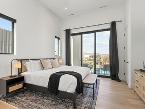 7 Schlafzimmer, Schreibtisch, Bügeleisen/Bügelbrett, Reisekinderbett