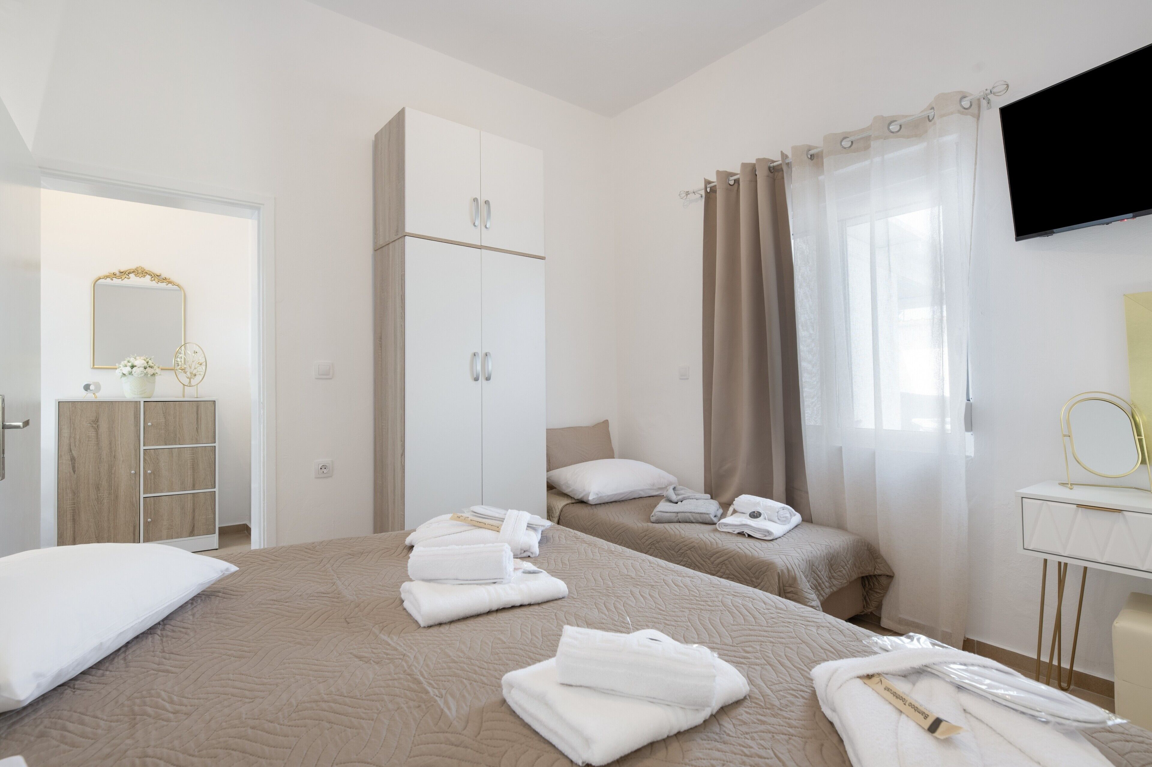 2 bedrooms, iron/ironing board, WiFi, bed sheets