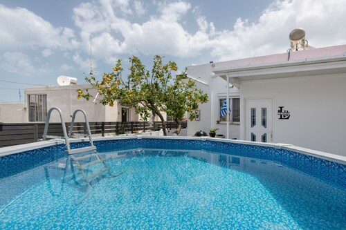Village Suite 101 Apartment – Shared Pool & Terraces with Views