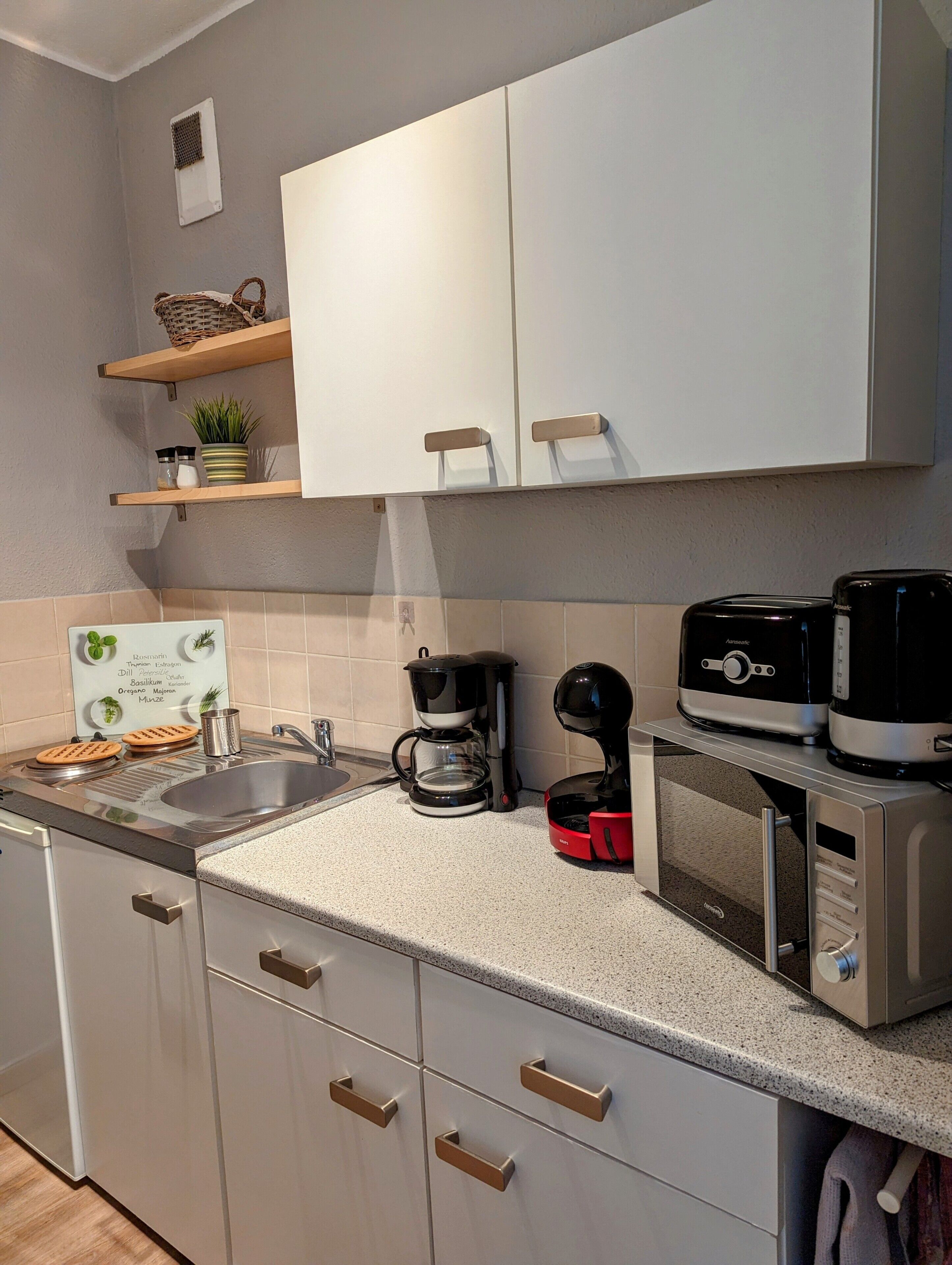 Réfrigérateur, micro-ondes, plaque de cuisson, cafetière/bouilloire