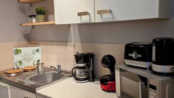 Réfrigérateur, micro-ondes, plaque de cuisson, cafetiÚre/bouilloire
