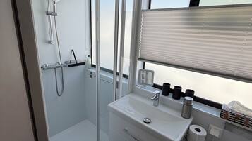 Dusche, Haartrockner, Handtücher, Seife