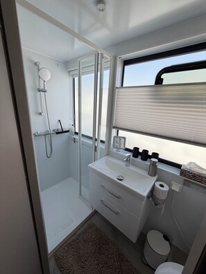 Een douche, een haardroger, handdoeken, zeep