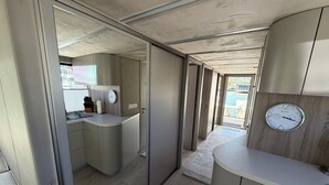 Un interior moderno con kitchenette, un reloj y vistas al exterior.