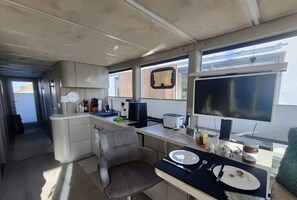 Kühlschrank, Mikrowelle, Ofen, Wasserkocher mit Kaffee-/Teezubehör