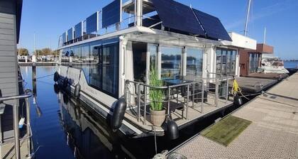Houseboat 14,5m LuxBoot BT02