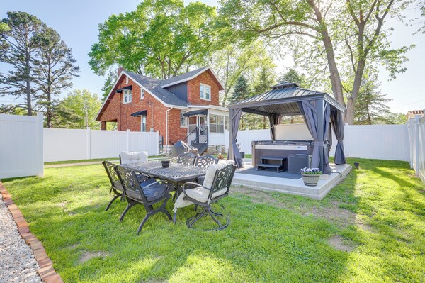 Hot Tub, Grill & Games! Family Getaway In St Louis - Arnold, MO