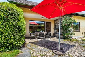Outdoor dining - Vacation apartment Aussichtsreich - spacious with terrace and outdoor fireplace (Lindau (Bodensee))