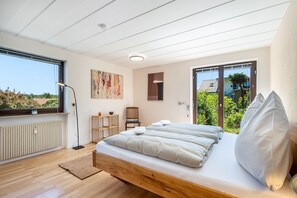 3 bedrooms, desk, free WiFi, bed sheets - Vacation apartment Aussichtsreich - spacious with terrace and outdoor fireplace (Lindau (Bodensee))