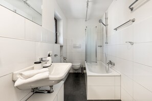 Hair dryer, towels - Vacation apartment Aussichtsreich - spacious with terrace and outdoor fireplace (Lindau (Bodensee))