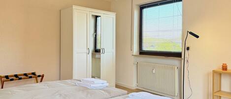 3 bedrooms, desk, free WiFi, bed sheets