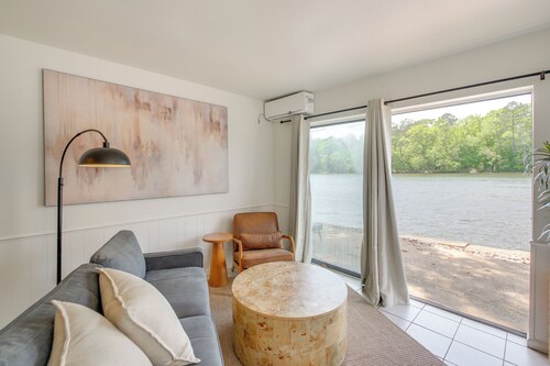 Waterfront Couples Retreat in Hot Springs!