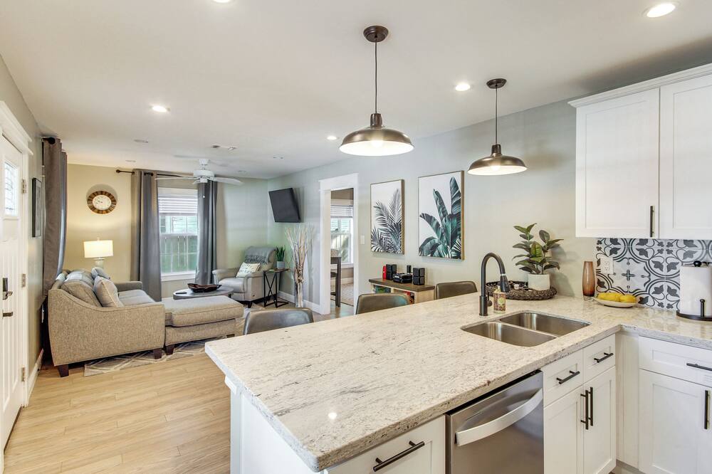 Walk to Beach, Dining & Aquarium: Gulfport Home! - Harrison County, MS