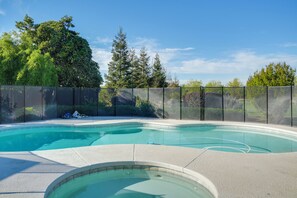 Interior - Poolside Escape w/ Hot Tub! 8 Mi to Dtwn Modesto (Ripon)