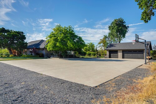 Poolside Escape w/ Hot Tub! 8 Mi to Dtwn Modesto