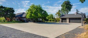8 Mi to Downtown Modesto! Poolside Escape