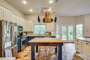 Interior - Game Room & Private Pool: Willow Park Family Gem (Weatherford)