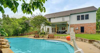 Game Room & Private Pool: Willow Park Family Gem