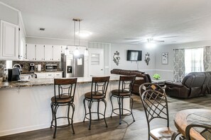 Interior - 2 Mi to Dtwn Vidalia! Pet-friendly Retreat w/ Yard (Vidalia)